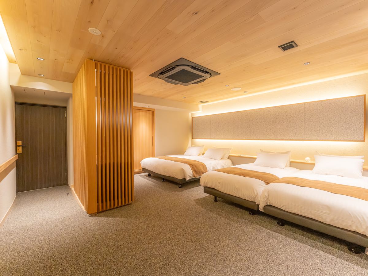 吉池旅館 池の棟プレミアムラージルーム ベッドルームと入口手すり