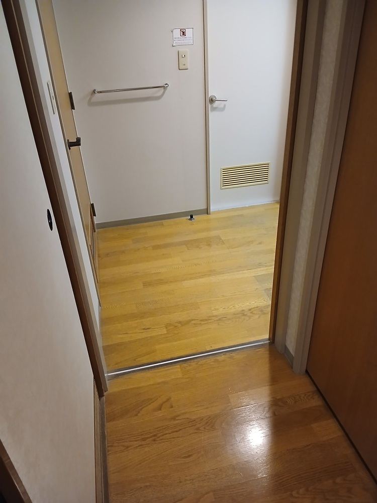 草津温泉ホテルヴィレッジ ウィング館 トイレ入口（段差あり）