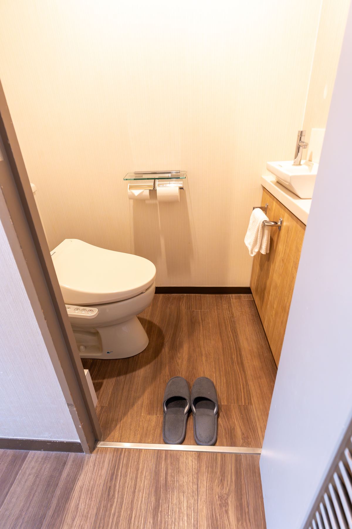 ホテルエピナール那須 メインタワーデラックスのトイレと入口の段差